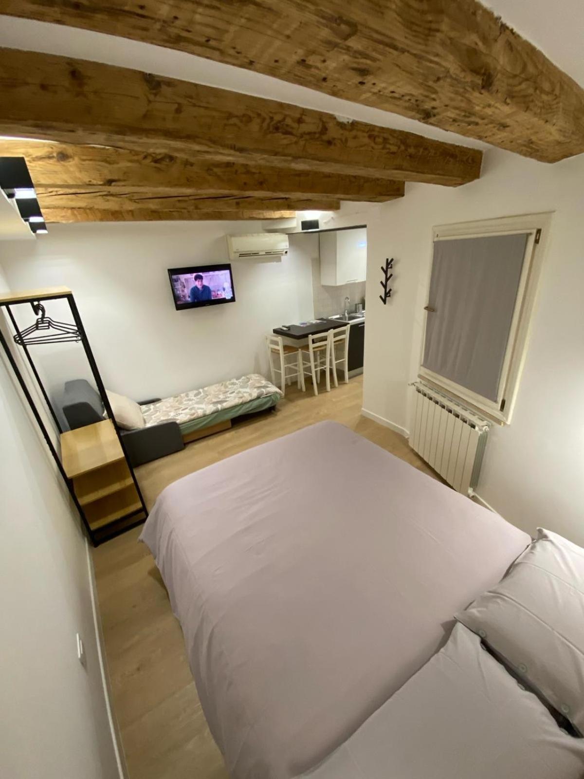 Oasi Central - Appartamento In Pieno Centro Trieste Bagian luar foto